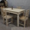 Tisch und Stühle