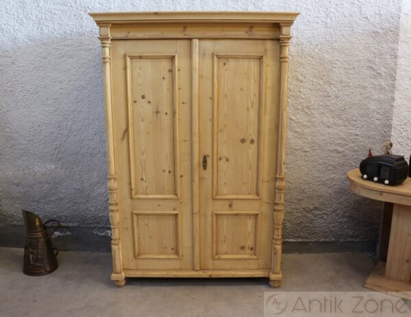 Bauernschrank mit Säulen