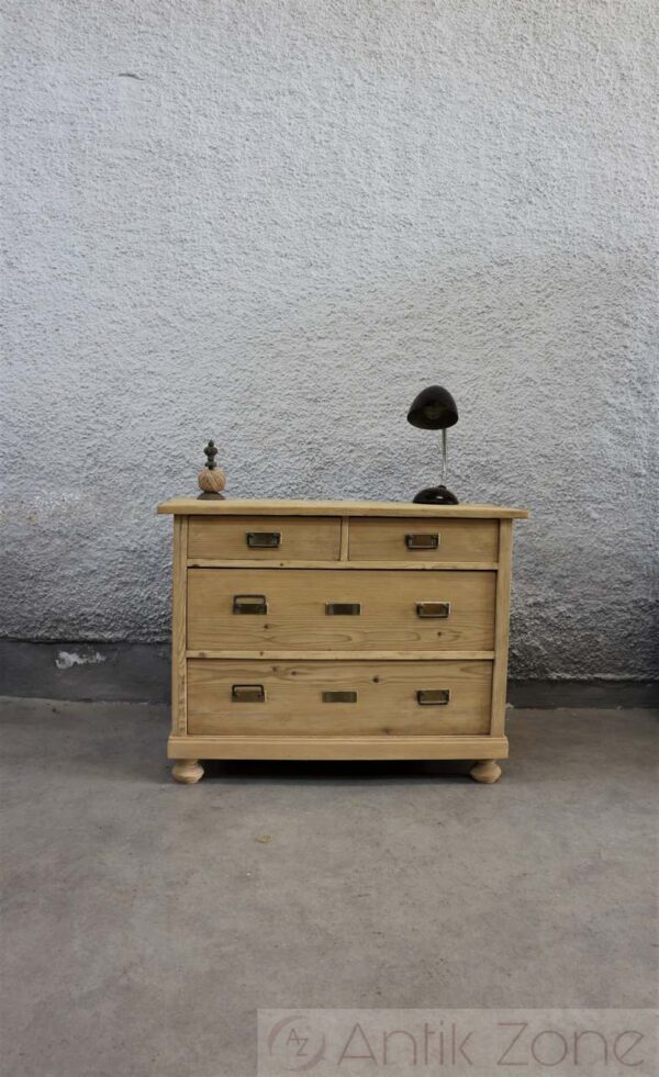 Kommode aus altem Holz