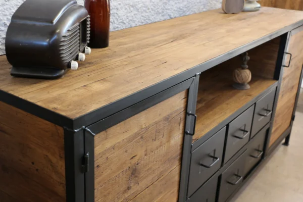 TV-Schrank – Massivholz und Metall im authentischen Fabrikstil