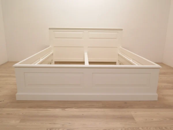 Massivholz Bett im Landhausstil mit festem Rahmen ohne Füße – 180x200 cm – Weiße Oberfläche