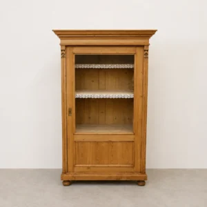 Restaurierte Bauernvitrine aus massivem Fichtenholz