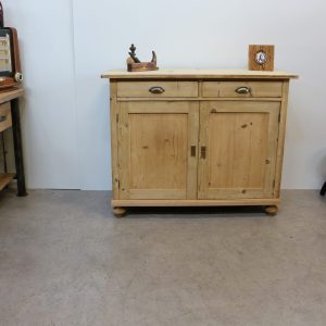 Antike Anrichte um 1900 im schlichten bäuerlichen Stil