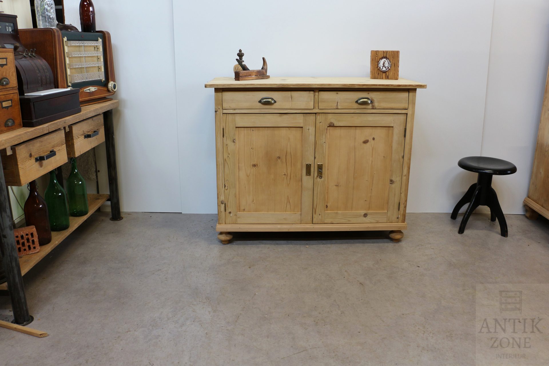 Antike Anrichte um 1900 im schlichten bäuerlichen Stil