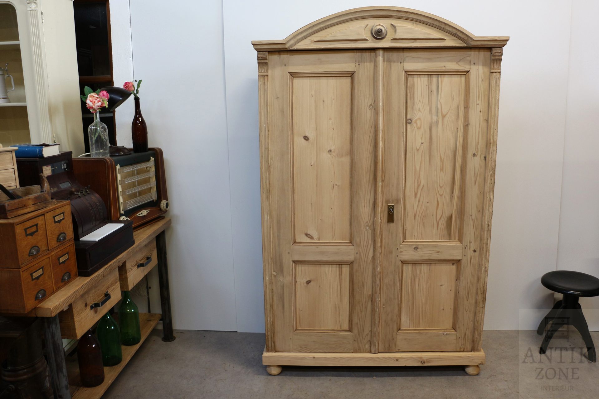 Rustikaler Kleiderschrank Original restauriert aus Massivholz
