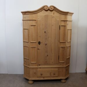Fünfeckiger Bauernschrank mit Voluten